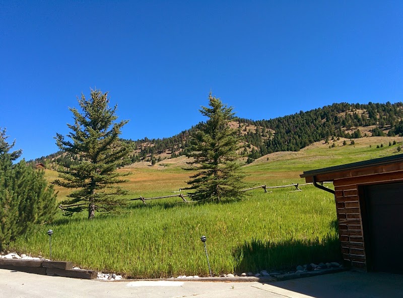Howlers Inn B&B and Wolf Sanctuary, Bozeman MT Bed and Breakfast Lodging - Event Venue in Bozeman, Montana