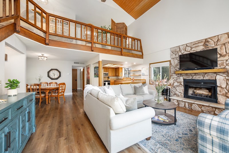 Coastal Retreat/King Beds/Big Sur Cabin/EV Charger - Event Venue in Cambria, California