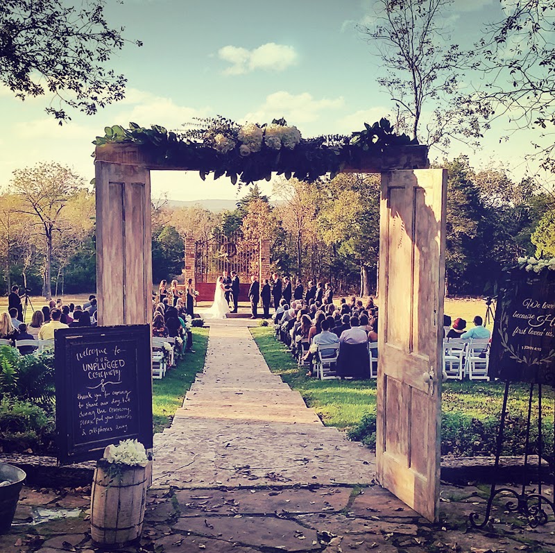 Stone Gate Farm: The Barn and Guesthouse; Wedding & Reception Venue - Event Venue in Murfreesboro, Tennessee