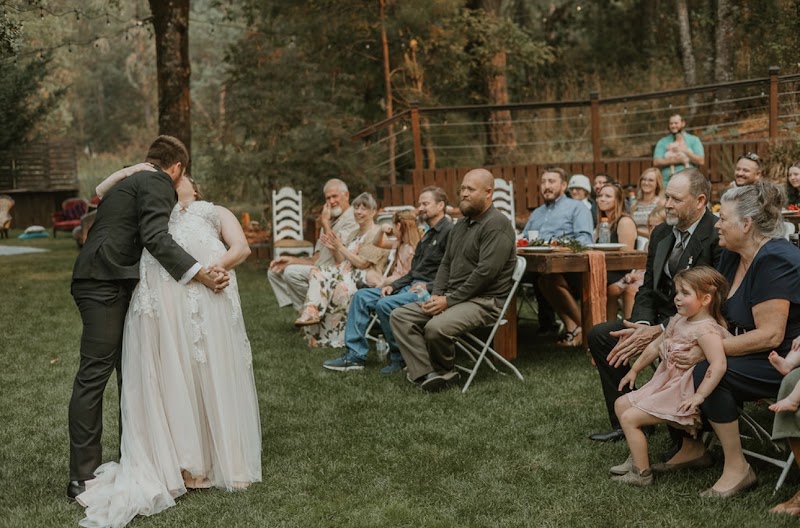 Moments on the Pond - Event Venue in Grants Pass, Oregon