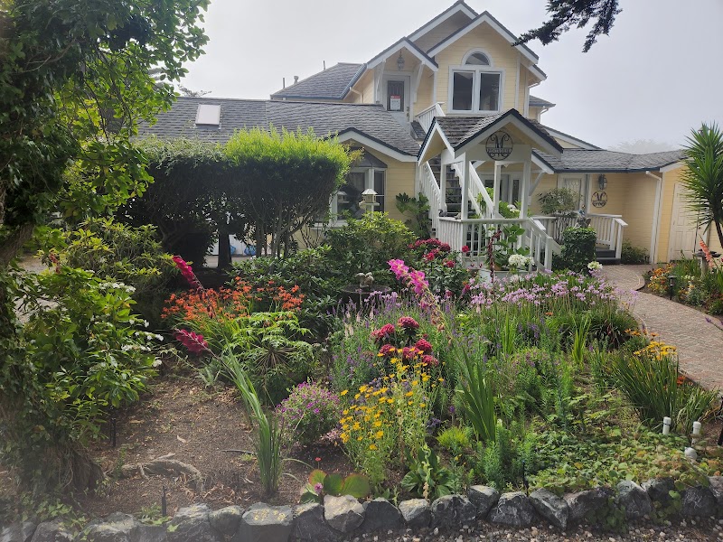 Mendocino 2nd Floor Studio 7 in the Village, full kitchen - Event Venue in Mendocino, California