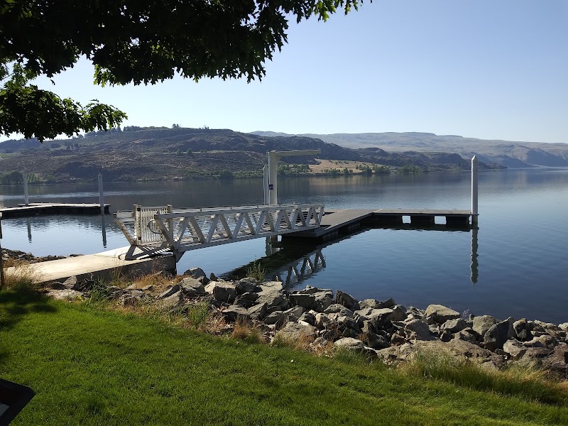Howard's LakeShore Inn - Event Venue in Pateros, Washington